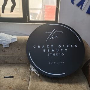 Panou rotund din plexiglas pentru firma, personalizat la comanda